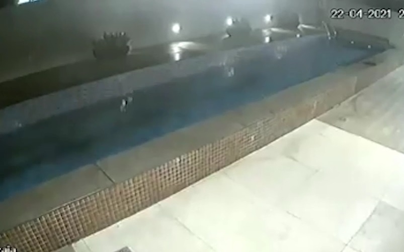 Kinh hãi cảnh bể bơi rơi xuyên qua mái của tòa chung cư